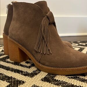 UGG Corin Gray Suede Ankle Boots Fringe Bow Women’s Size 8